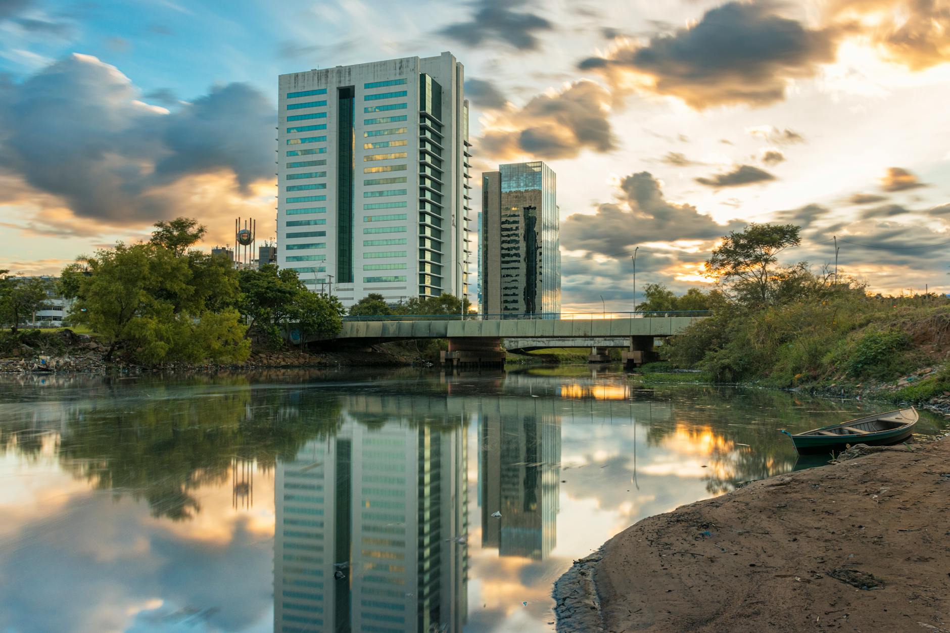 Candidato estressado lendo resultado de concurso em Porto Alegre