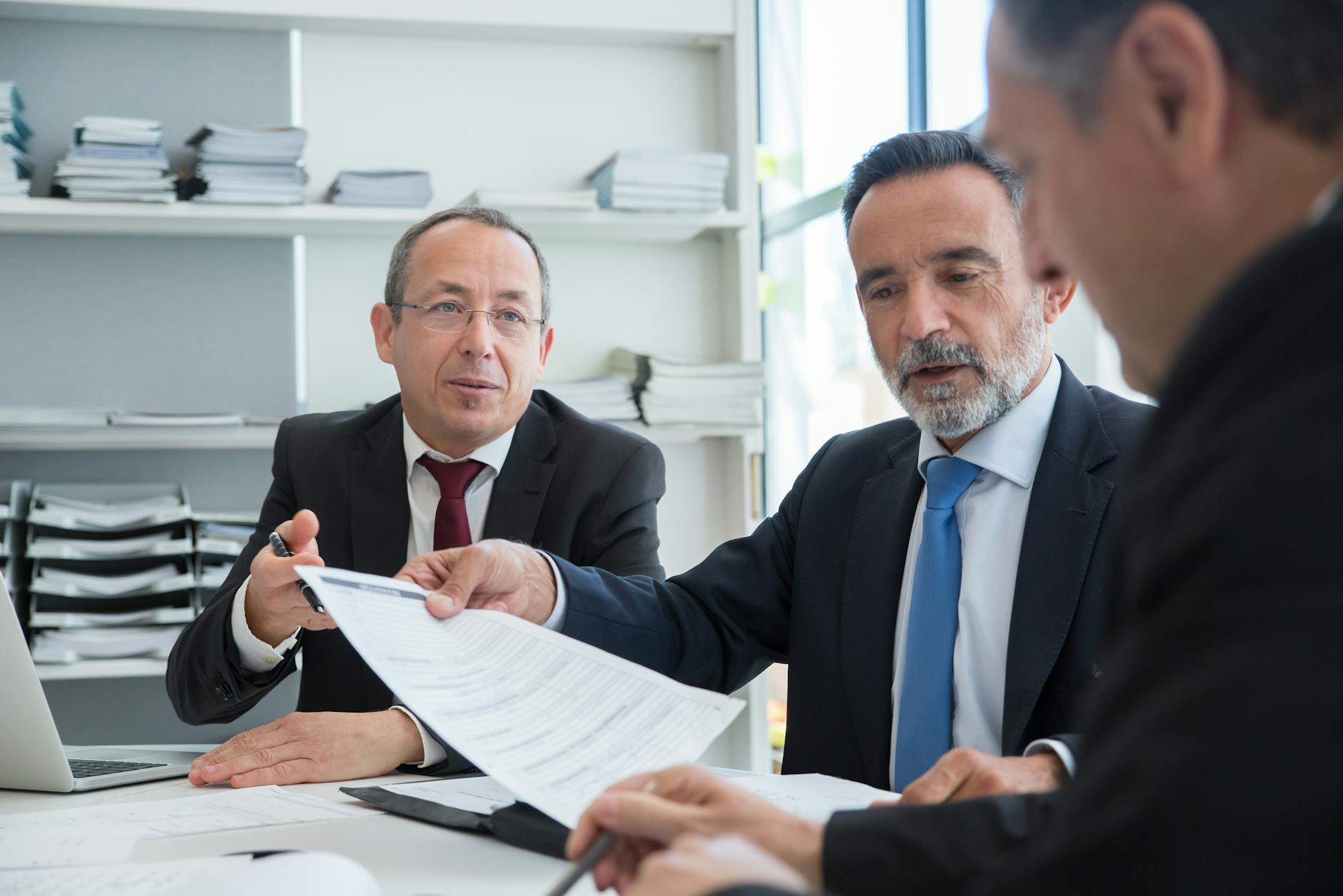 Advogado discutindo com gerente de RH no escritório