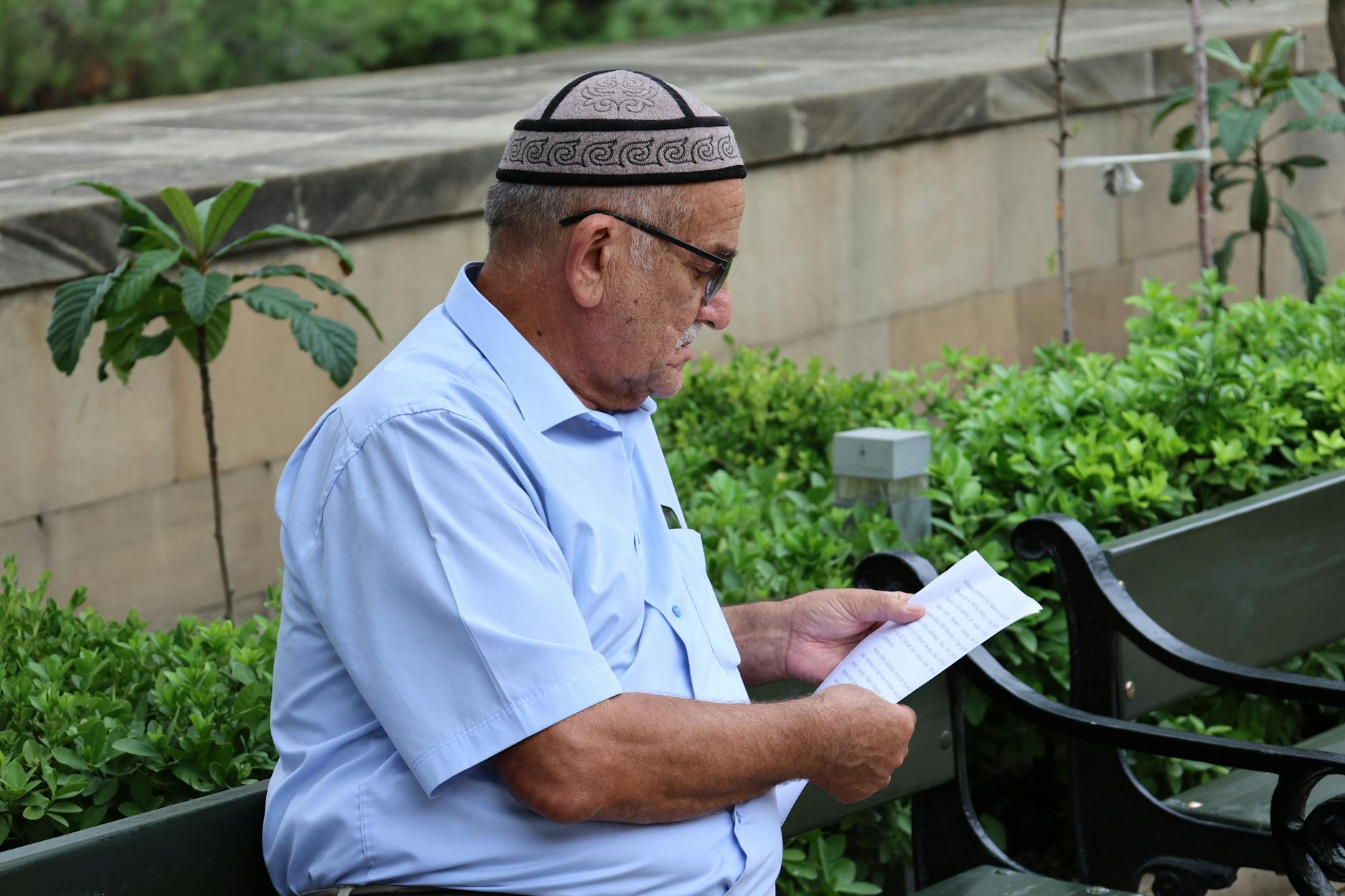 Servidor público analisando documentos de aposentadoria