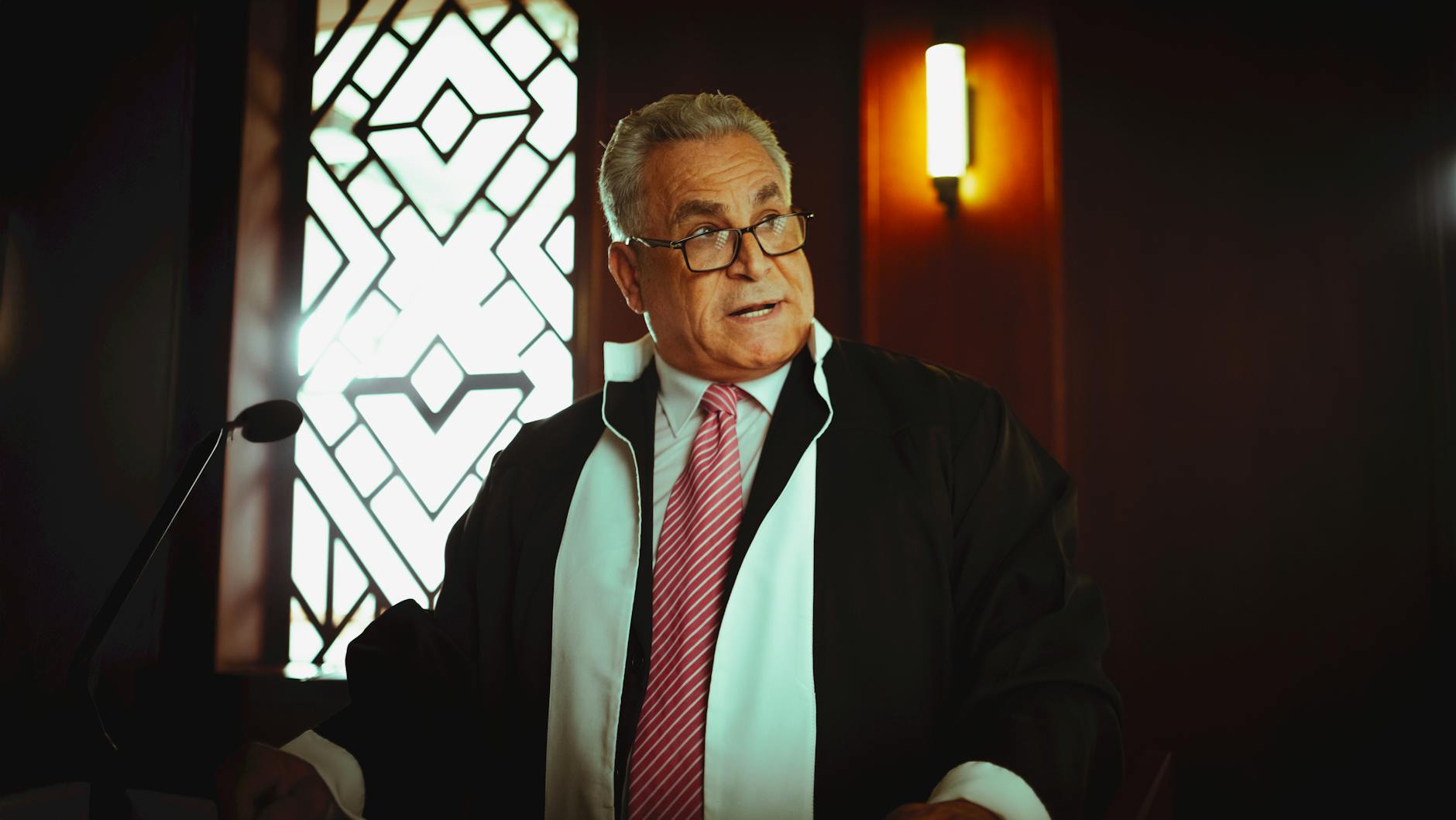 Servidor público em audiência judicial com martelo