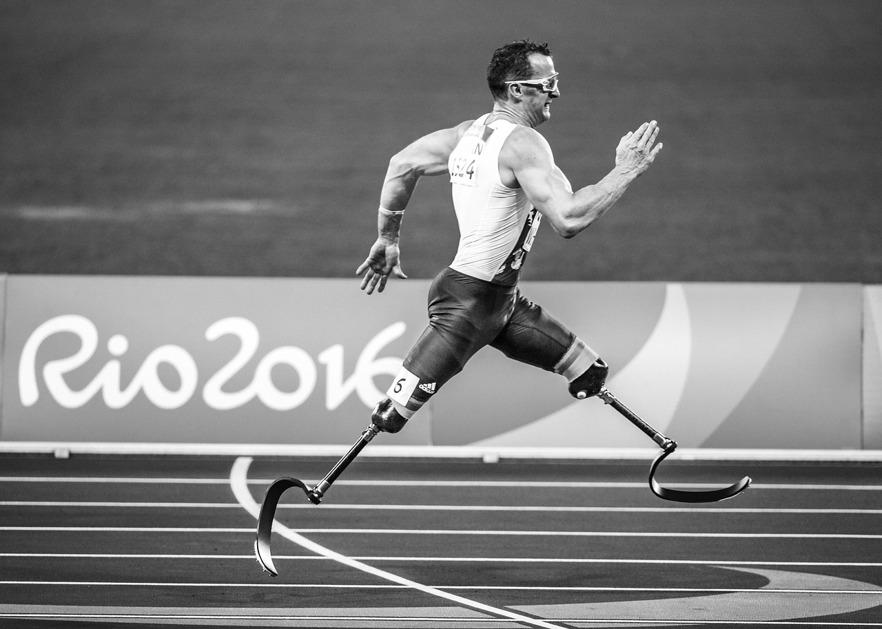 Atleta correndo em pista de teste de aptidão física
