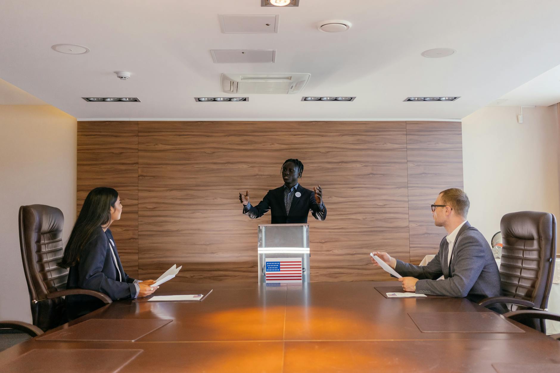 Candidatos PCD em sala de prova de concurso público no Brasil