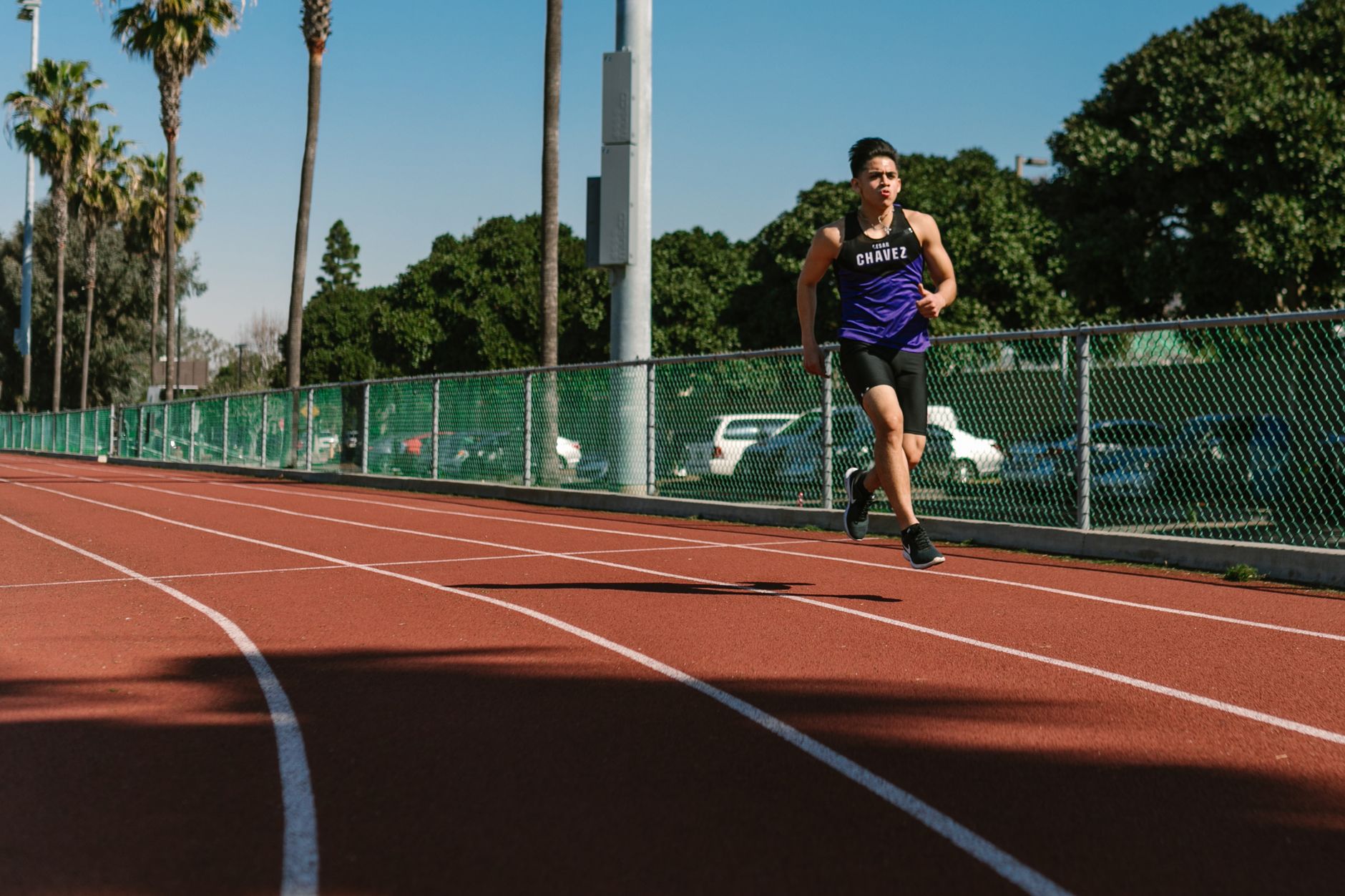 Atleta correndo em pista de teste de aptidão física