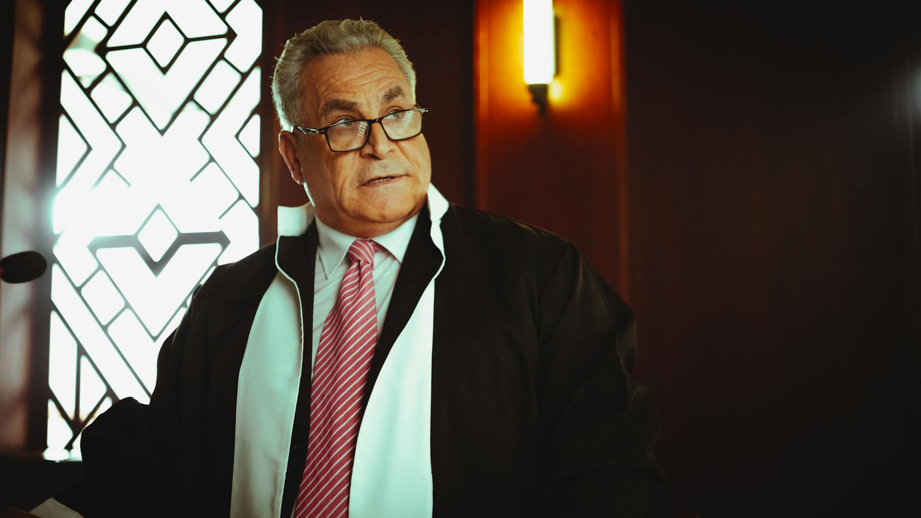 Advogado defendendo servidor público em audiência administrativa no Brasil