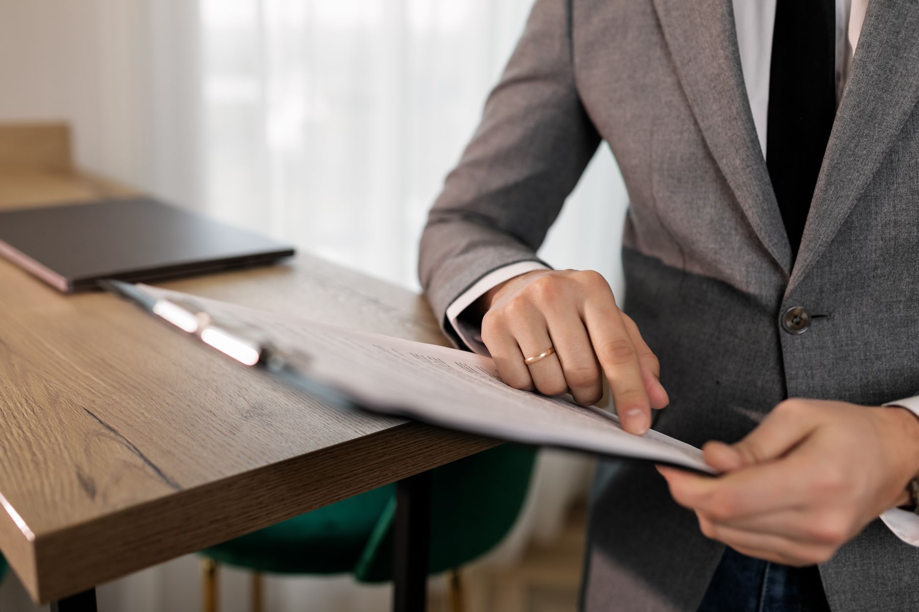 Advogado analisando documentos no escritório