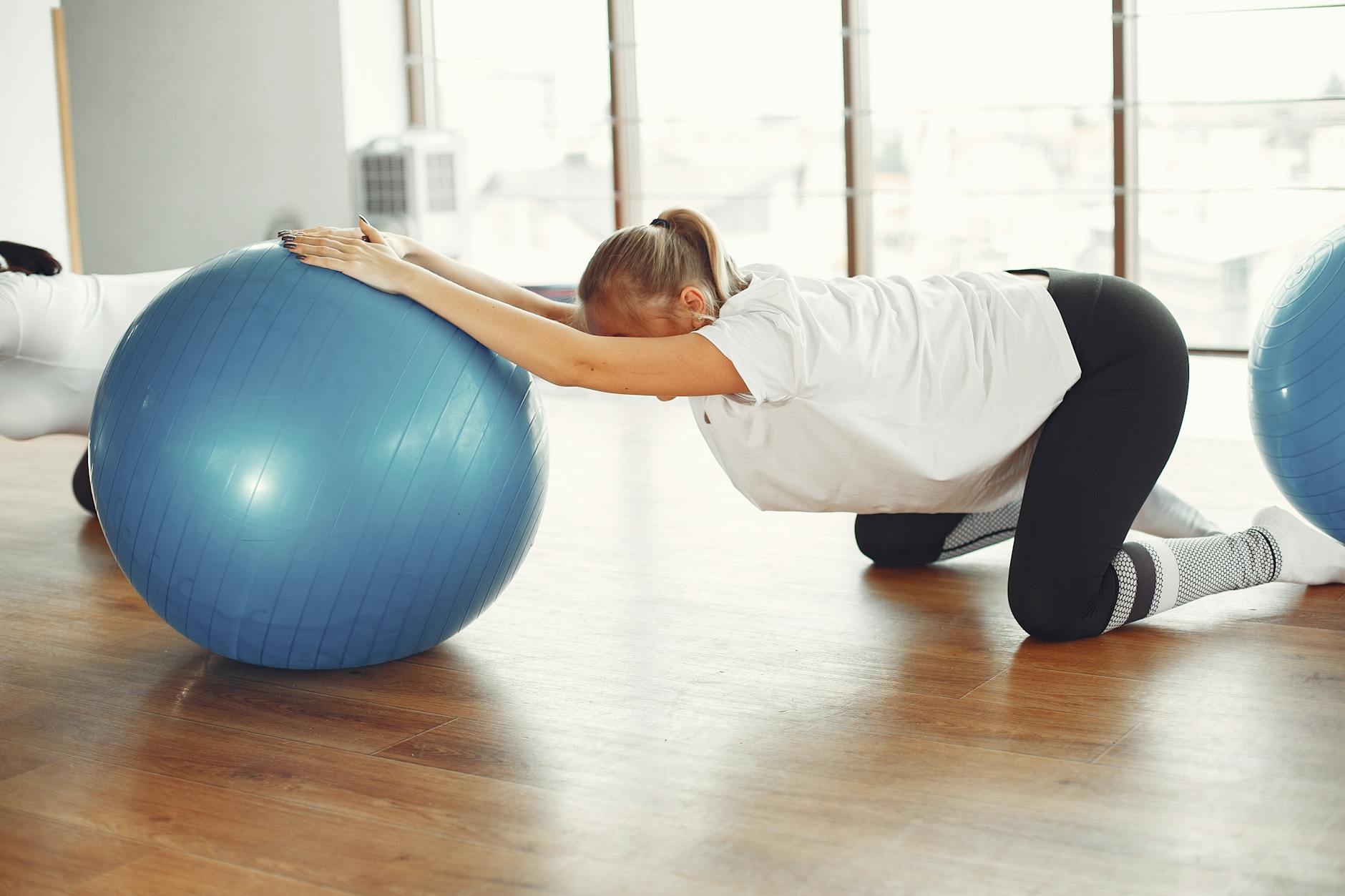 Gestante realizando exercícios leves adaptados no TAF
