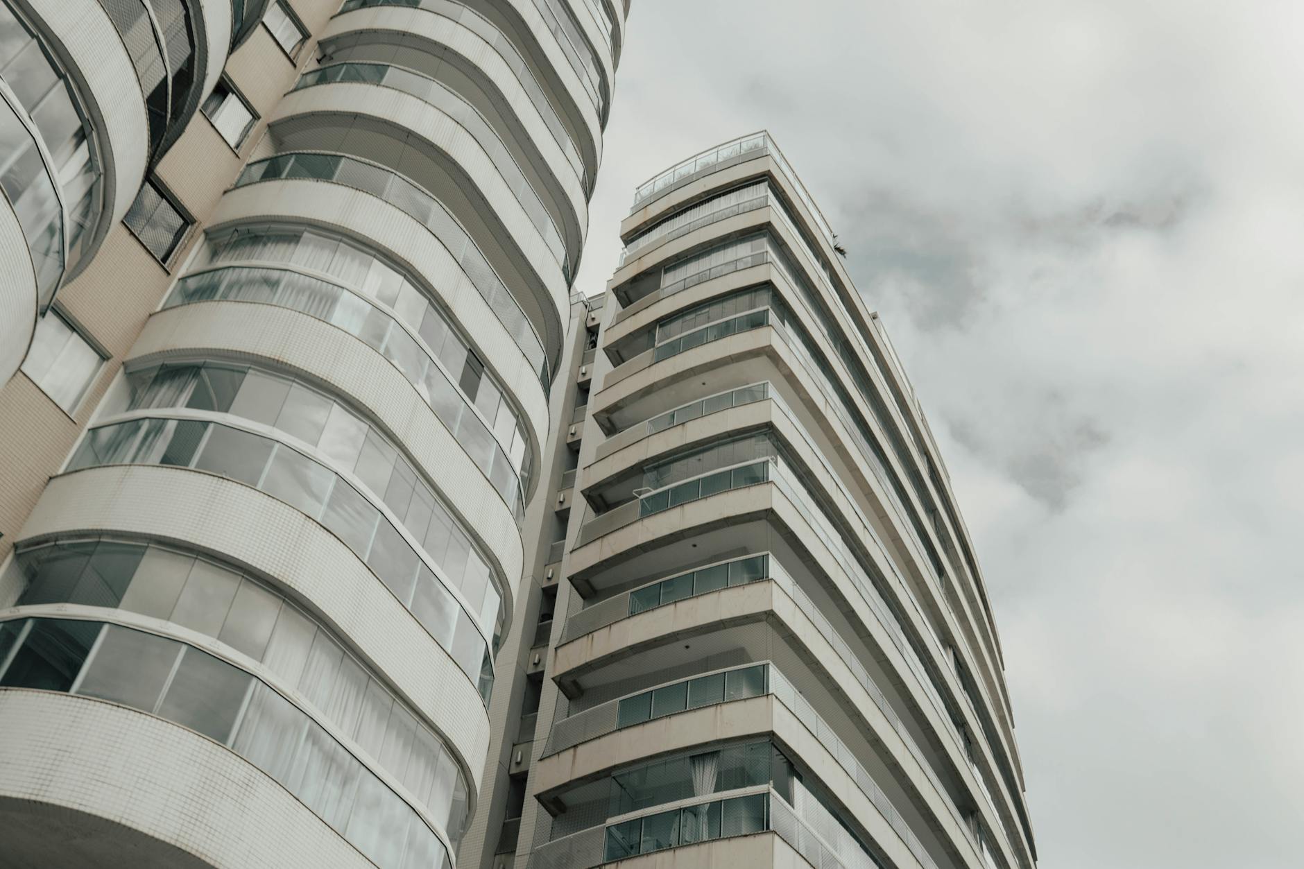 Prédio do tribunal em cidade brasileira com bandeira do Piauí