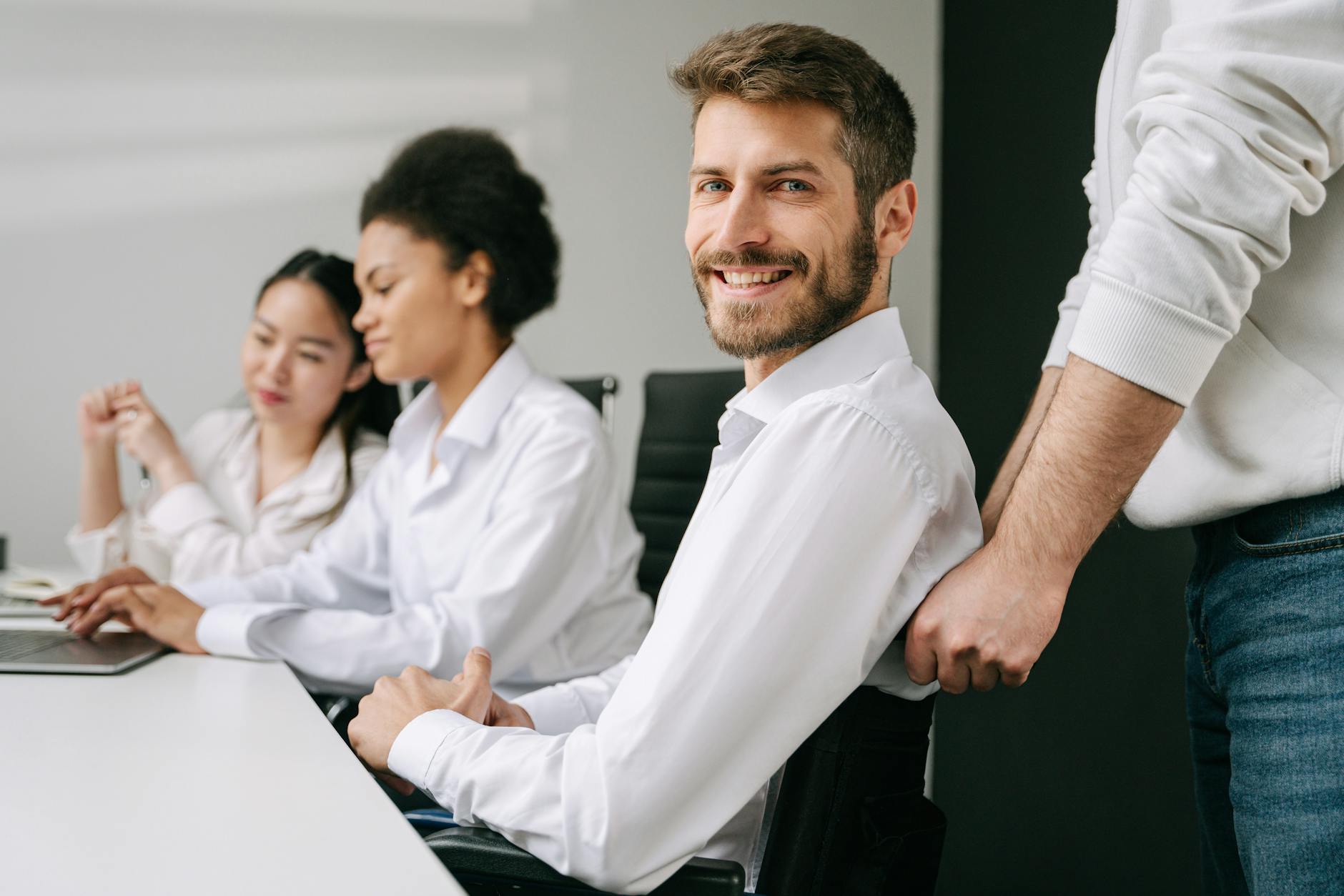 Pessoa com deficiência em cadeira de rodas em ambiente de escritório profissional