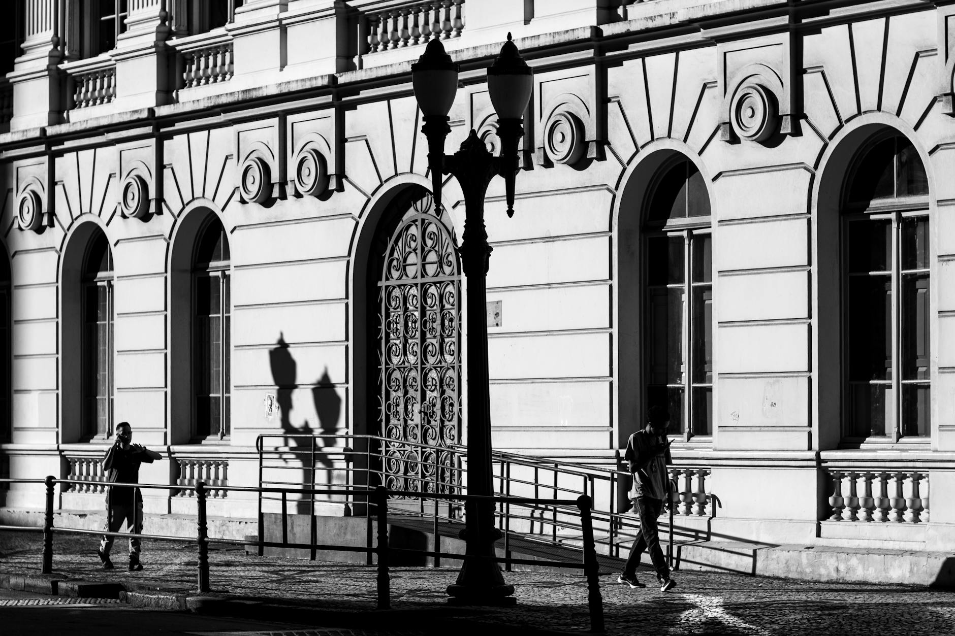 Candidato em sala de provas de concurso público no Brasil