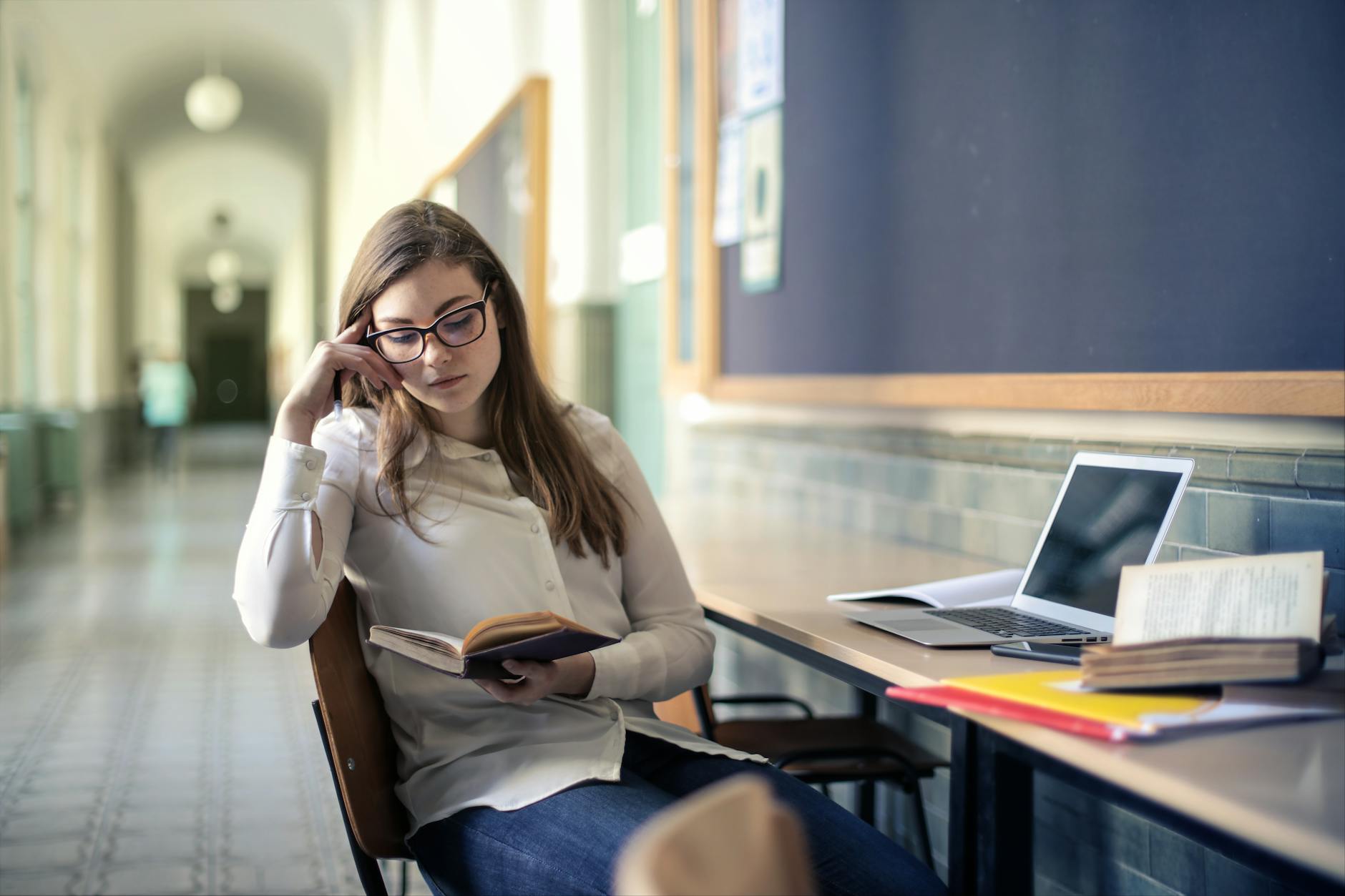 Candidata gestante estudando para concurso público