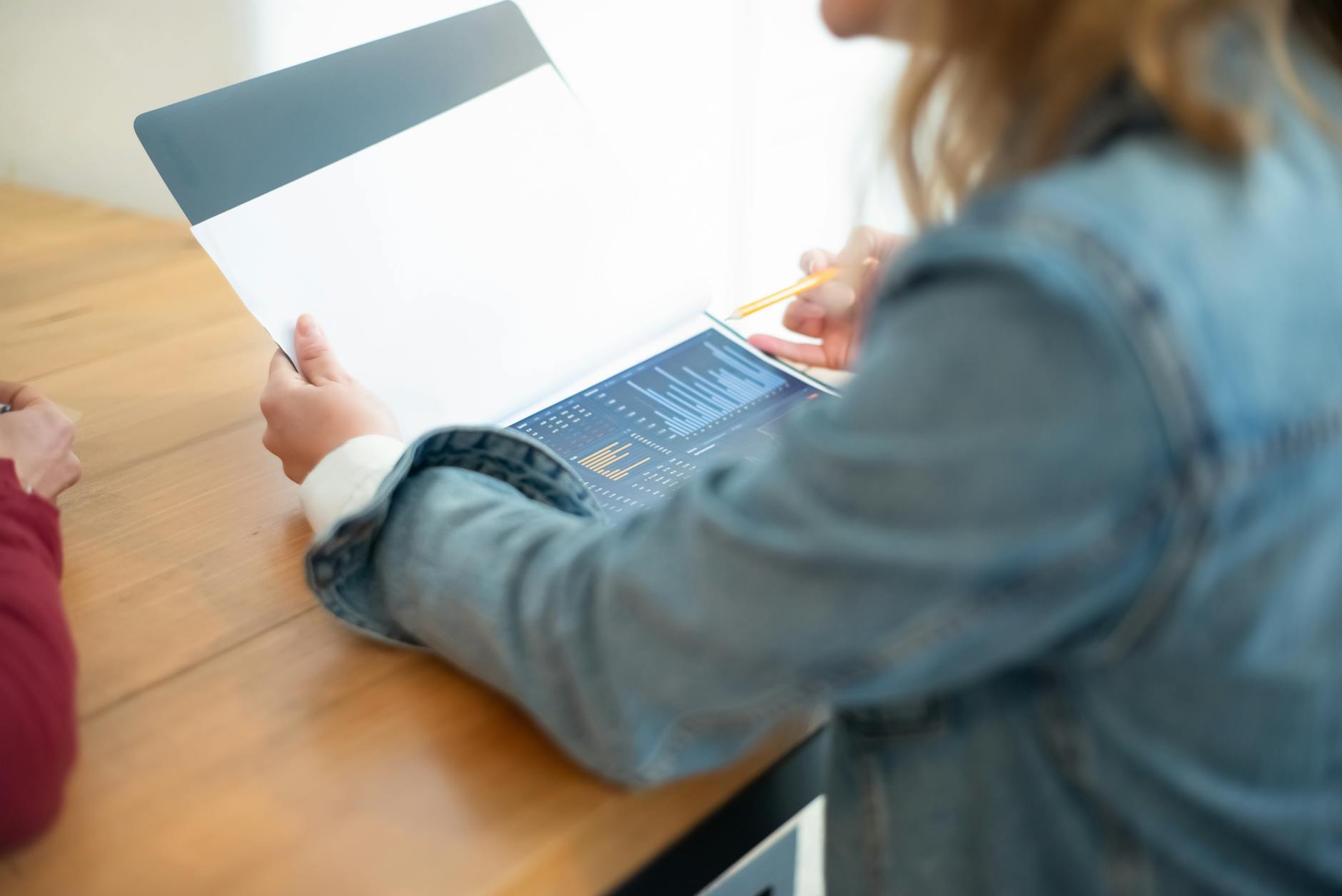 Equipe médica avaliando documentos em escritório para concurso
