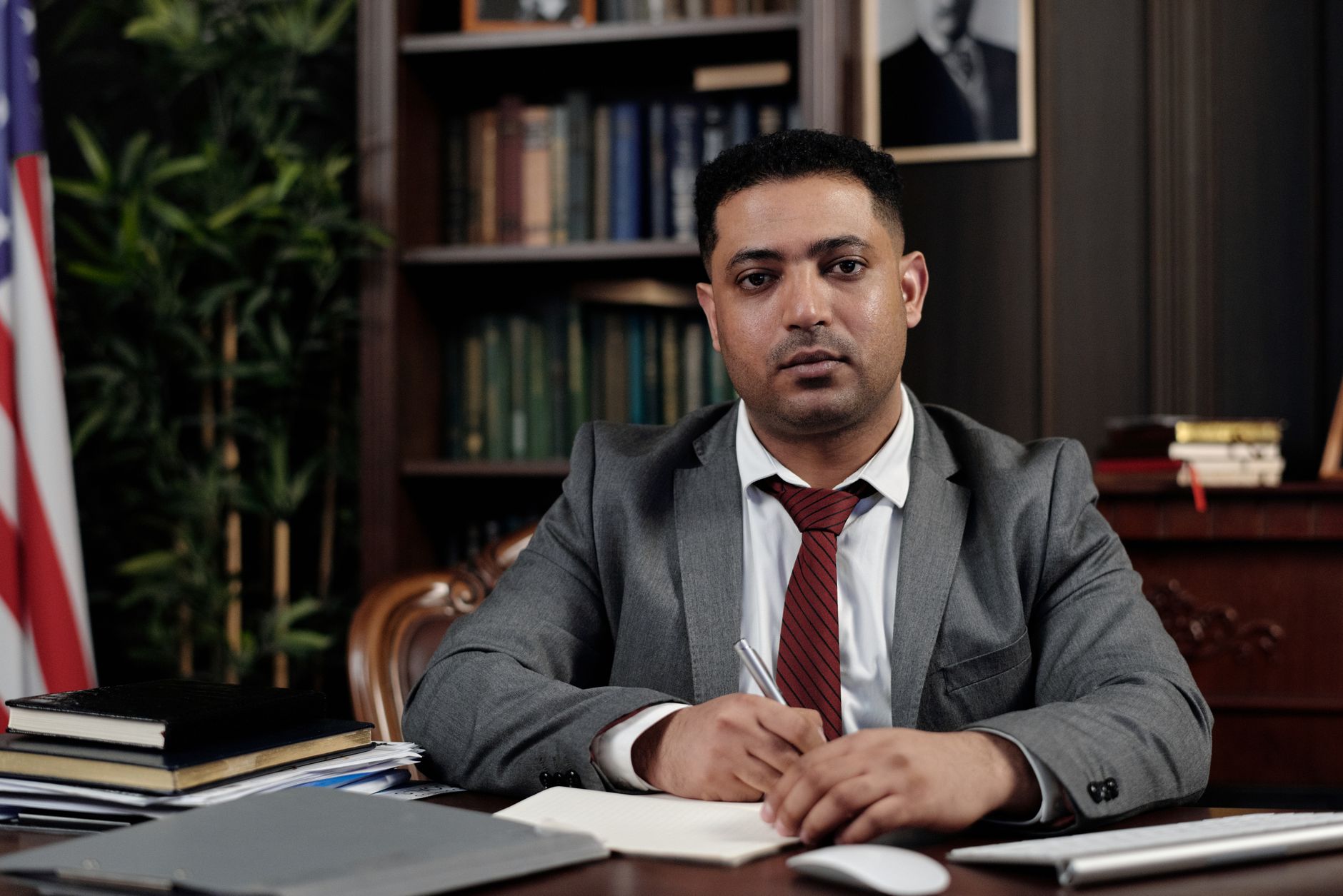 Candidato com deficiência lendo resultado de concurso público