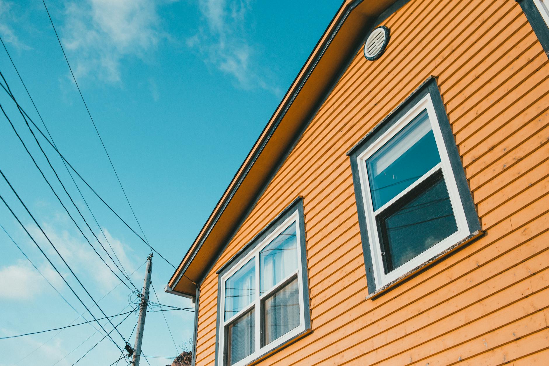 Casa sendo lavada com pressurizadora antes da pintura externa