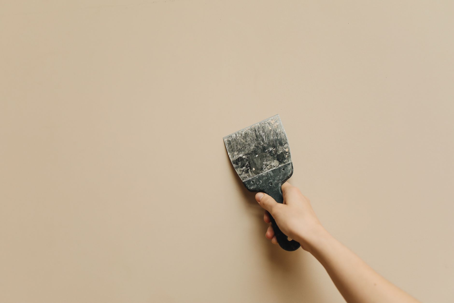 Profissional fazendo reparo de drywall e combinando textura na parede